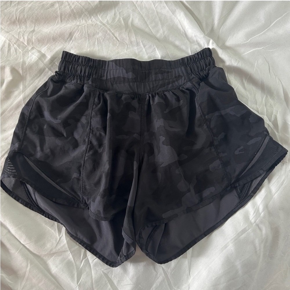 Lululemon Hotty Hot shorts in heritage 365 camo deep cowl multi/black